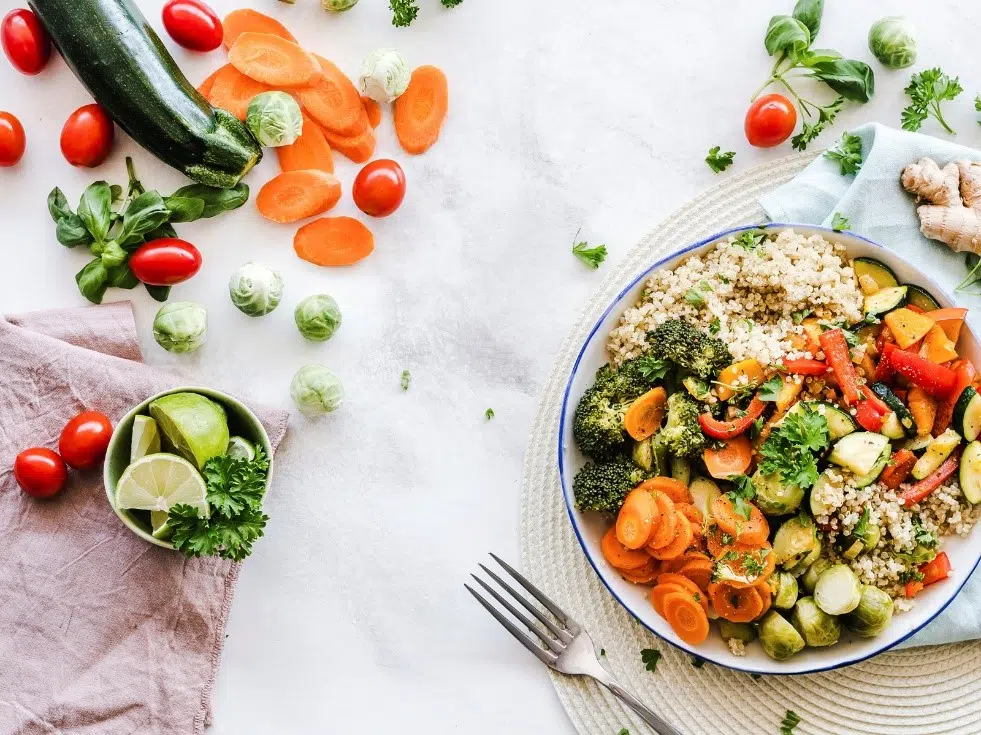 Soluções para superar os desafios enfrentados por empresas no ramo de alimentação, incluindo controle de estoque, marketing e fidelização de clientes