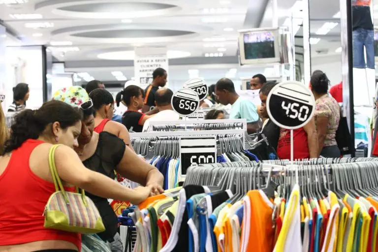 Soluções para superar os desafios enfrentados por empresas no ramo de comércio e varejo, incluindo controle de estoque, marketing e fidelização de clientes