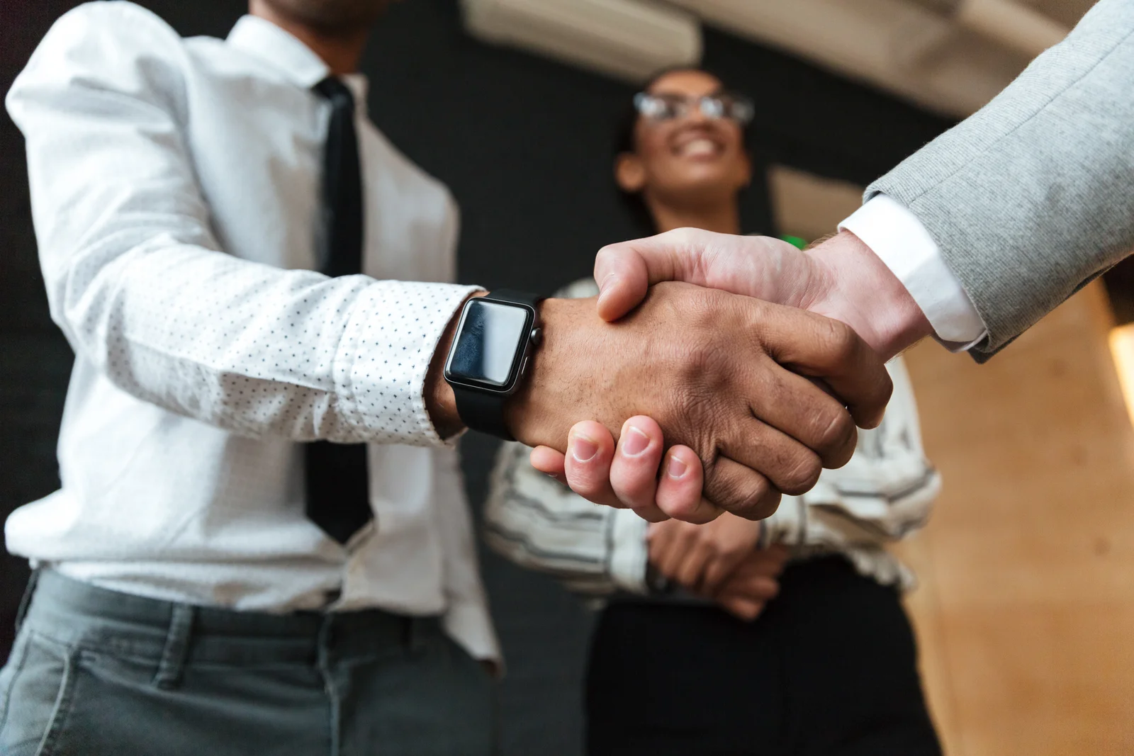 Soluções para superar os desafios enfrentados por empresas no ramo de prestação de serviços, incluindo controle de estoque, marketing e fidelização de clientes